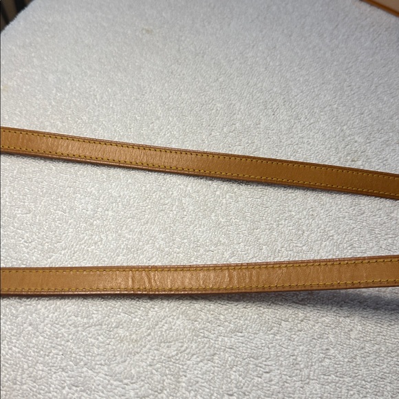Louis Vuitton Beige Leather Crossbody Strap 
Gold Clasp with box and dust bag - Picture 10 of 14